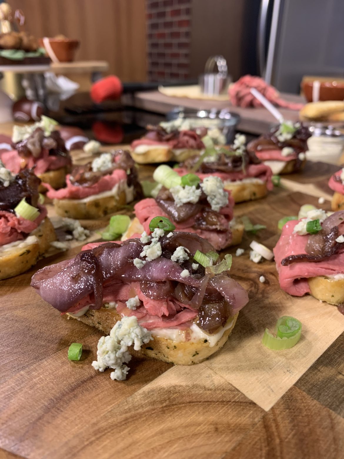 Roast Beef Crostinis with Horseradish Cream